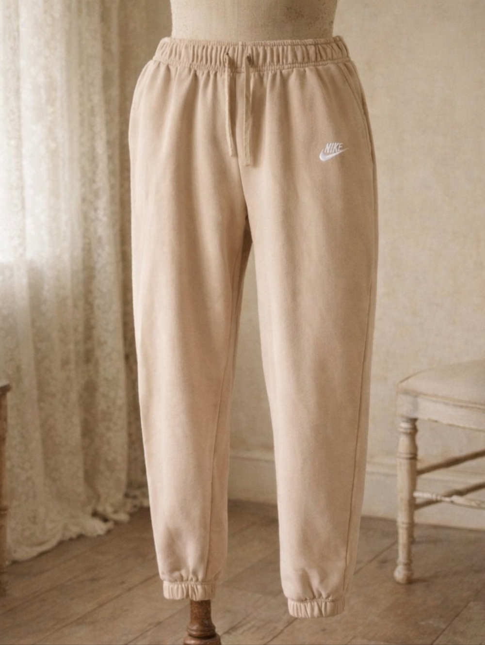 Nike Club Joggers Women’s Medium Beige High Rise Sweatpants